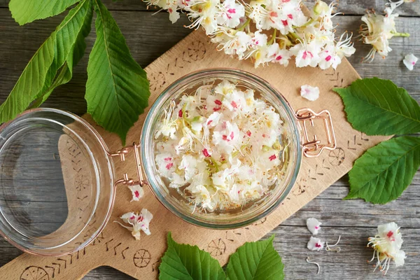 Zubereitung Von Kräutertinktur Aus Frischen Rosskastanienblüten Ansicht Von Oben — Stockfoto