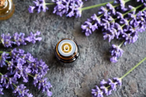Een Fles Etherische Olie Met Verse Bloeiende Lavendeltakjes Bovenaanzicht — Stockfoto