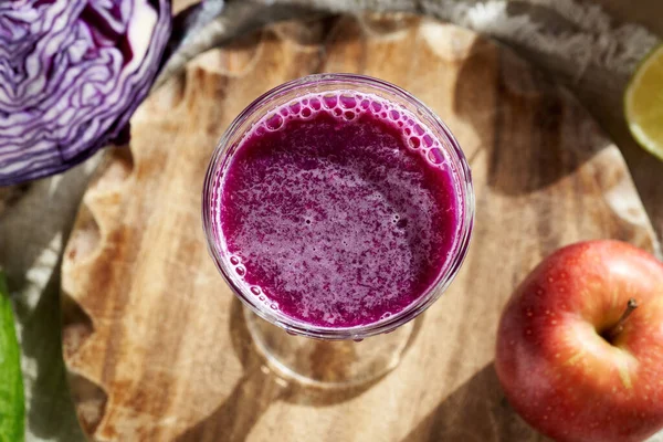 一杯自制的紫色卷心菜汁 桌上放着新鲜蔬菜和水果 尽收眼底 — 图库照片