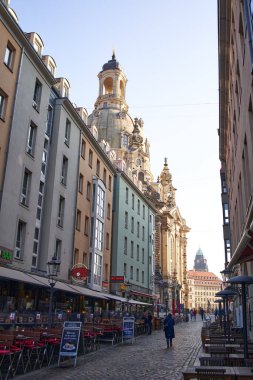 DRESDEN, ALMANY - 24 Mart 2022: Frauenkirche Kilisesi arka planda
