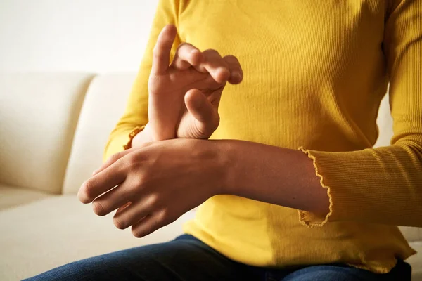 Teenagermädchen Praktiziert Eft Abhörtechnik Oder Emotionale Freiheit Hause — Stockfoto