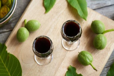 İlkbaharda taze yeşil cevizlerden yapılmış likör ya da schnapps bardakları