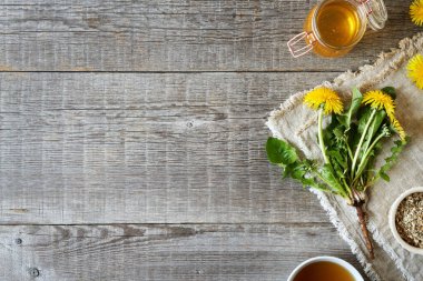 Taze karahindiba çiçekleri, bal ve çay ahşap arka planda fotokopi alanı bitkisel ya da alternatif tıp ile.