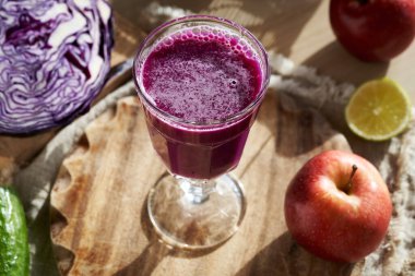 Bir bardak mor lahana suyu, taze elma ve salatalık.