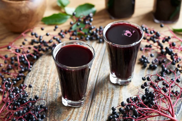 Deux Verres Sirop Sureau Noir Maison Avec Des Baies Sureau — Photo