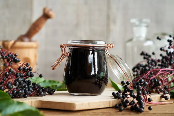 Een Glazen Pot Vlierbessensiroop Met Vers Fruit — Stockfoto