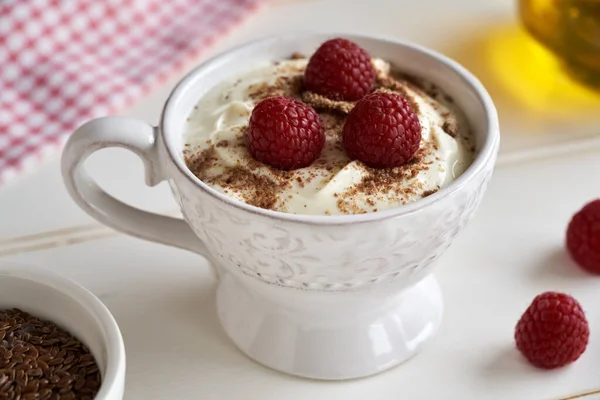 Quark Mit Leinöl Und Frischen Himbeeren Bestreut Mit Gemahlenen Leinsamen — Stockfoto