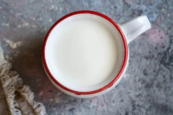 红白相间的鲜牛奶杯 顶视图 — 图库照片