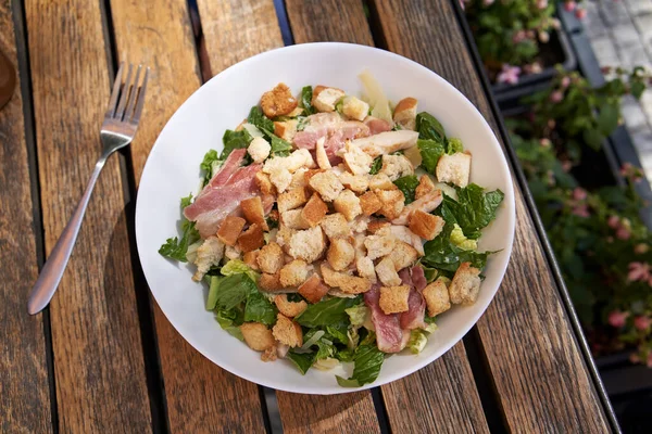 Bowl Caesar Salad Lettuce Bacon Croutons Chicken Meat Top View — Stock Photo, Image