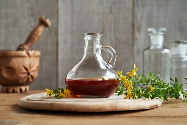 Aceite Rojo Hecho Flores Hierba San Juan Una Botella Sobre — Foto de Stock