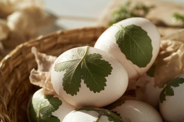 Çiğ Paskalya Yumurtalarının Ayrıntıları Üzerlerine Eski Çoraplar Iliştirilmiş Soğan Kabuklarıyla — Stok fotoğraf