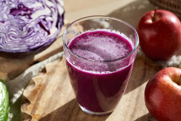 Чашка Фиолетового Капустного Сока Свежими Овощами Яблоками Столе — стоковое фото