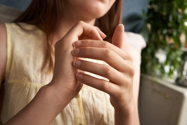 Menina Praticando Eft Técnica Liberdade Emocional Tocando Ponto Corte Karatê — Fotografia de Stock