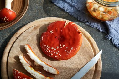 Kırmızı sinek agariği ya da amanita mantarının kesilmesi - eklemler için alternatif merhem hazırlama