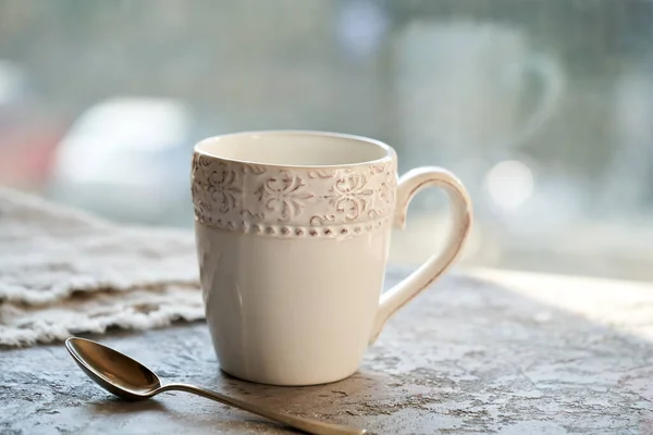 Xícara Chá Branco Com Uma Colher Uma Mesa Perto Uma — Fotografia de Stock