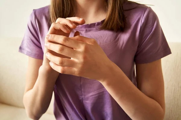 Meisje Doet Eft Emotionele Vrijheid Techniek Tikken Het Karate Hakpunt — Stockfoto