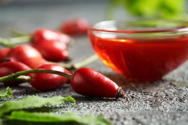 Rosa Mosqueta Fresca Una Mesa Con Bol Aceite Rosa Mosqueta — Foto de Stock