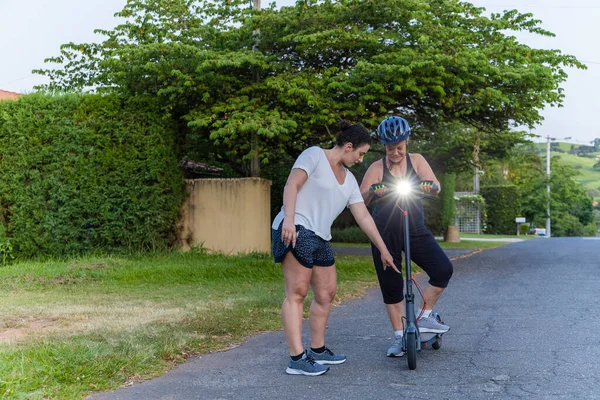 Mulher Ensina Mulher Idosa Andar Scooter Elétrico Fotografia De Stock