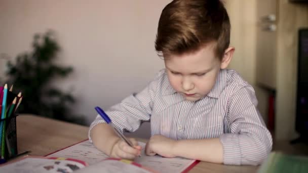 Rapaz Europeu Está Fazer Trabalhos Casa Criança Aprende Escrever Cartas — Vídeo de Stock