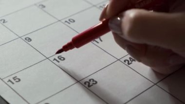 El takvimdeki tarihi işaretle işaretliyor. Ayın 16 'sı.
