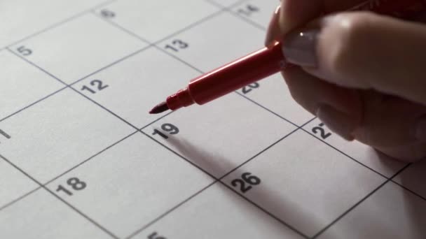 Mano Cerchia Data Nel Calendario Con Marcatore Del Mese — Video Stock