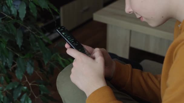 Adolescente Tiene Mano Uno Smartphone Scrive Messaggi Chiacchiera Sorride — Video Stock