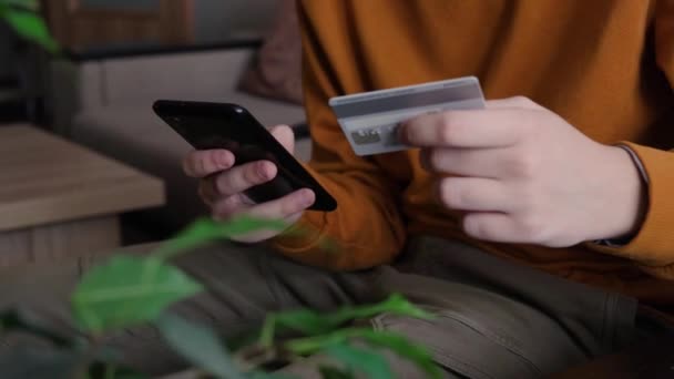 Підліток Вдома Тримає Руках Смартфон Платить Онлайн Покупку Вводить Номер — стокове відео