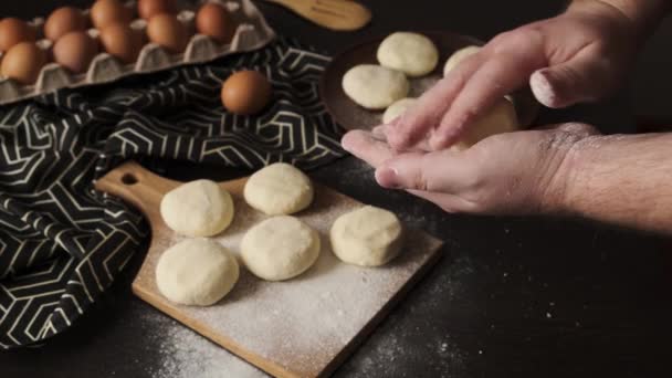 Mężczyzna Gotuje Serniki Zbliżenie Rąk Wyrzeźbione Ciasta Domowe Wypieki Serowe — Wideo stockowe