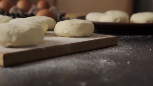 Teiglinge Für Quark Käsekuchen Auf Einem Holzbrett Keramik Auf Einem — Stockvideo