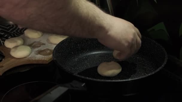 Ein Mann Kocht Quarkkuchen Legt Sie Eine Pfanne Hausgemachtes Quarkgebäck — Stockvideo