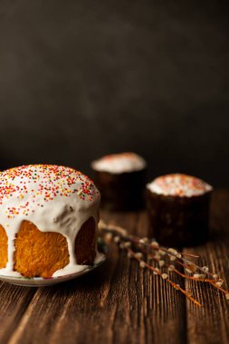 Paskalya kutlaması. Pastalar ve Paskalya yumurtaları. Renkli yumurtalar.