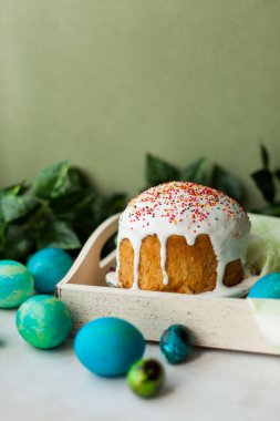 Paskalya kutlaması. Pastalar ve Paskalya yumurtaları. Renkli yumurtalar.