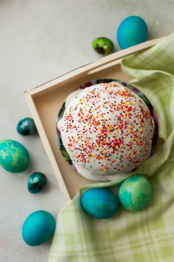 Paskalya kutlaması. Pastalar ve Paskalya yumurtaları. Renkli yumurtalar.