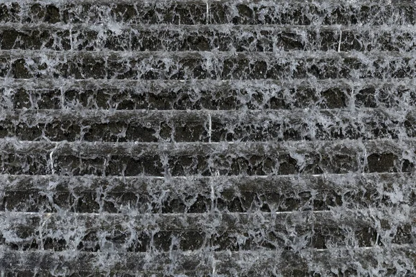 公共の噴水の特徴 水平方向の側面でコンクリートのステップをカスケード水のビューに頭 — ストック写真