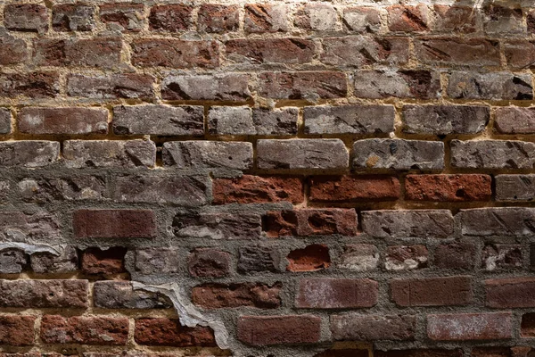 Çürüme ve onarım seviyeleri çok yüksek kırmızı tuğla duvar, yatay görünüm
