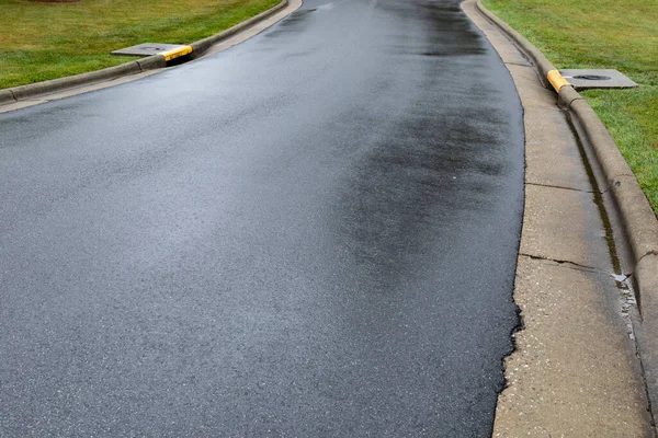 Sweeping Asphalt Roadway Wet Rain Water Draining Each Side Curbs — Stock Photo, Image