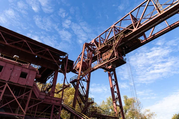 Basamakları Podyumları Olan Endüstriyel Metal Yapılar Mavi Gökyüzü Ötesinde Yatay — Stok fotoğraf