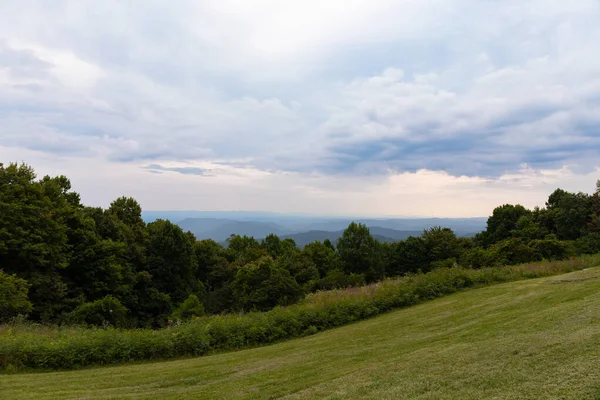 Güzel Dağ Manzarası Bulutlu Bulutlu Kuzey Carolina Nın Blue Ridge — Stok fotoğraf