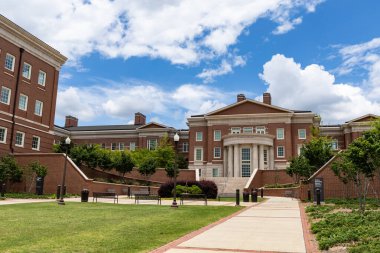 AUBURN ALABAMA, ABD - 18 Haziran 2020 - Carroll Commons 'un Auburn Üniversitesi Kampüsü' ndeki McCartney Terrace manzarası