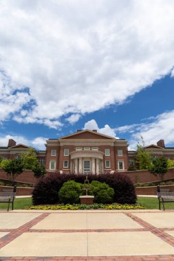 AUBURN ALABAMA, ABD - 18 Haziran 2020 - Carroll Commons 'un Auburn Üniversitesi Kampüsü' ndeki McCartney Terrace manzarası