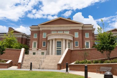 AUBURN ALABAMA, ABD - 18 Haziran 2020 - Carroll Commons 'un Auburn Üniversitesi Kampüsü' ndeki McCartney Terrace manzarası