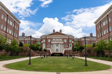 AUBURN ALABAMA, ABD - 18 Haziran 2020 - Carroll Commons 'un Auburn Üniversitesi Kampüsü' ndeki McCartney Terrace manzarası