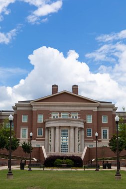 AUBURN ALABAMA, ABD - 18 Haziran 2020 - Carroll Commons 'un Auburn Üniversitesi Kampüsü' ndeki McCartney Terrace manzarası