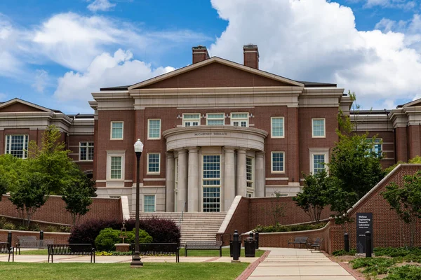 AUBURN ALABAMA, ABD - 18 Haziran 2020 - Carroll Commons 'un Auburn Üniversitesi Kampüsü' ndeki McCartney Terrace manzarası