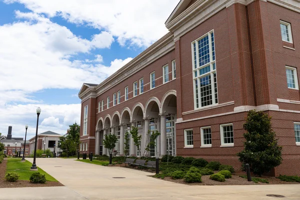 AUBURN ALABAMA, ABD - 18 Haziran 2020 - Woltosz Mühendislik Araştırma Laboratuvarı Carroll Commons tarafından Auburn Üniversitesi kampüsünde, dış bina