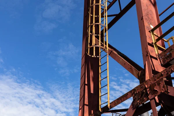 Kafesteki Merdiven Endüstriyel Bir Tesiste Devasa Bir Metal Kirişin Yanından — Stok fotoğraf