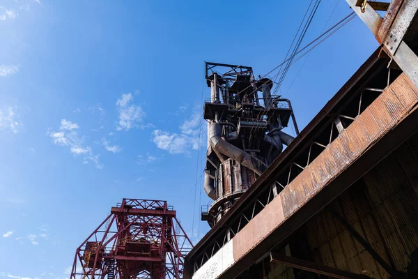 Eski bir çelik fabrikasındaki büyük yapılara, sanayi tesislerine, yatay görünümlere bak.