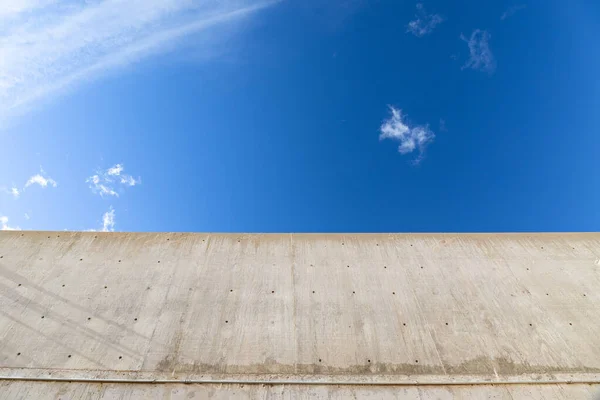 下から見た灰色のキャストコンクリート橋構造 雲と青空 創造的なコピースペース 水平面 — ストック写真