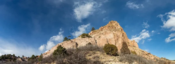 Açık Renkli Kayalardan Oluşan Geniş Bir Dağ Sırtı Manzarası Bulutlu — Stok fotoğraf