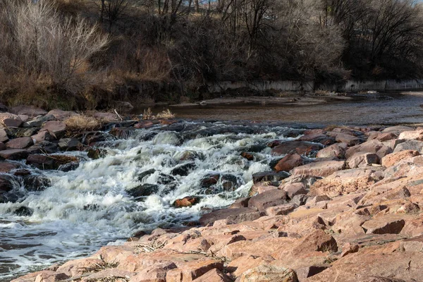 Büyük kayaların üzerinden ve etrafından akan su ile şehir deresi, kış manzarası, yatay görünümü